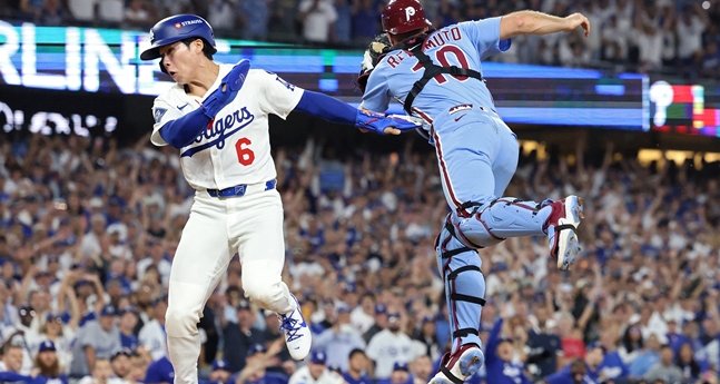 "김혜성, 월드시리즈 막차 탑승! 다저스의 새로운 희망, 우승의 순간을 함께하다"